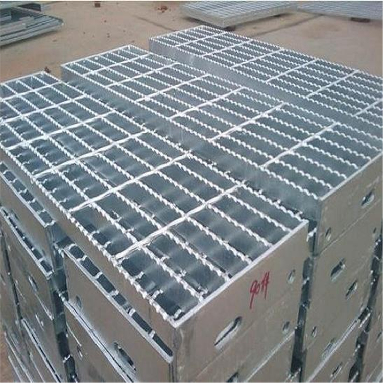 鋼梯踏步板01.jpg 鋼梯踏步板01.jpg